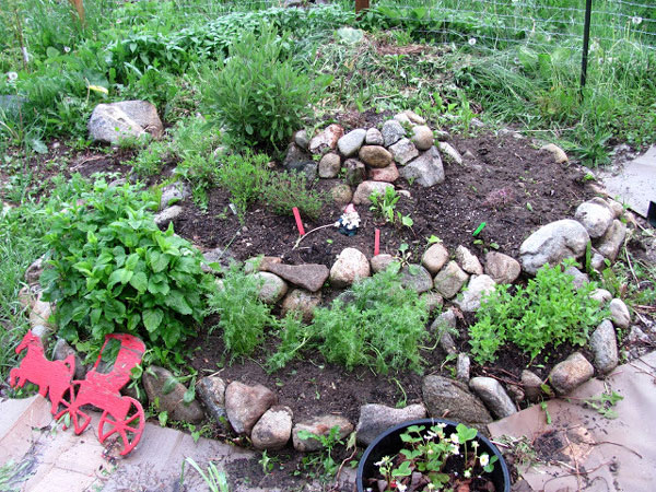 Transform Your Landscape with Vertical Gardening - 10 Reasons to Garden Up Instead of Out to improve your home landscape, make your garden healthier and more productive and create visual interest.