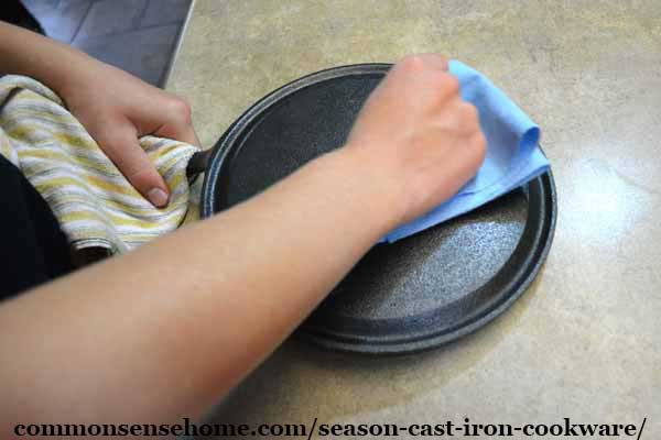 wiping off excess oil during cast iron seasoning