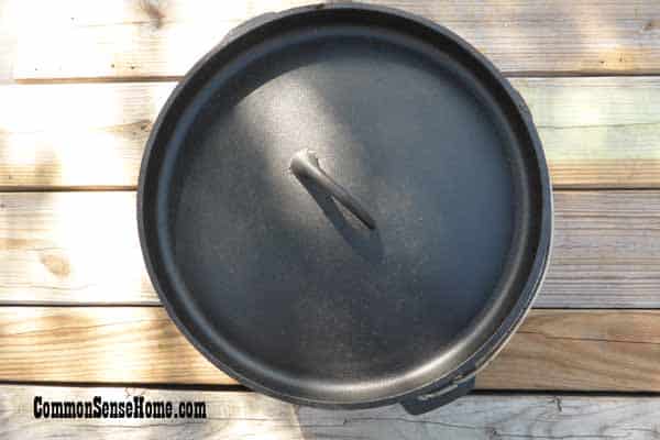 Cast iron Dutch oven with lip on lid