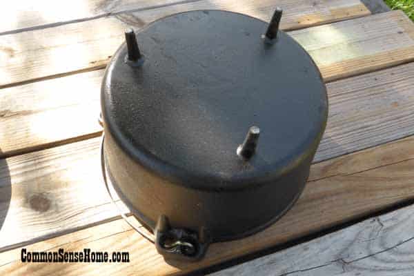 Cast iron Dutch oven with feet