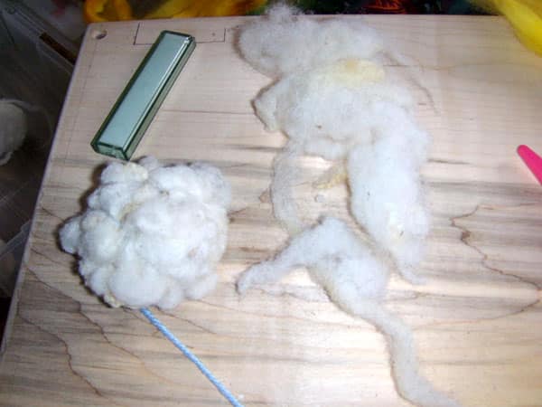 How to Make Wool Dryer Balls to fluff and soften your clothes, reduce drying time and save energy. Eco-Friendly, non-toxic, can also be used as a soft toy.