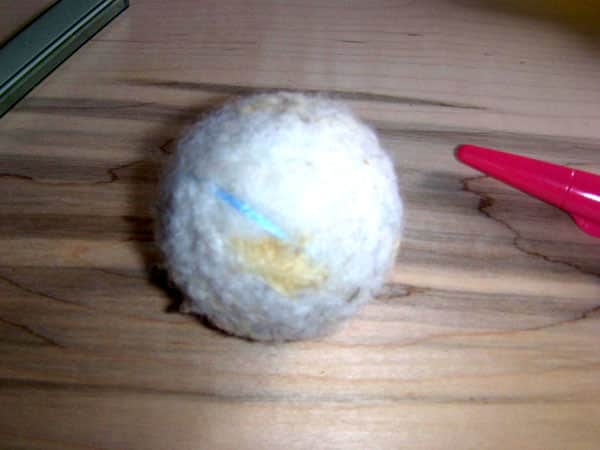 How to Make Wool Dryer Balls to fluff and soften your clothes, reduce drying time and save energy. Eco-Friendly, non-toxic, can also be used as a soft toy.