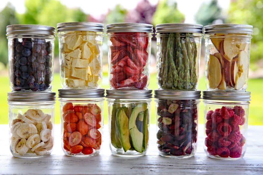 https://commonsensehome.com/wp-content/uploads/2016/08/freeze-dried-food-in-jars-2-900x600.jpg