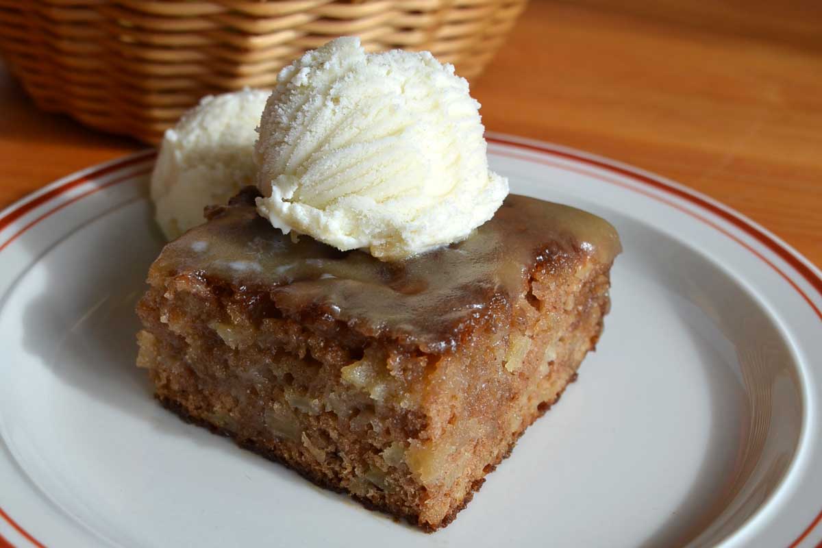 apple cake with ice cream