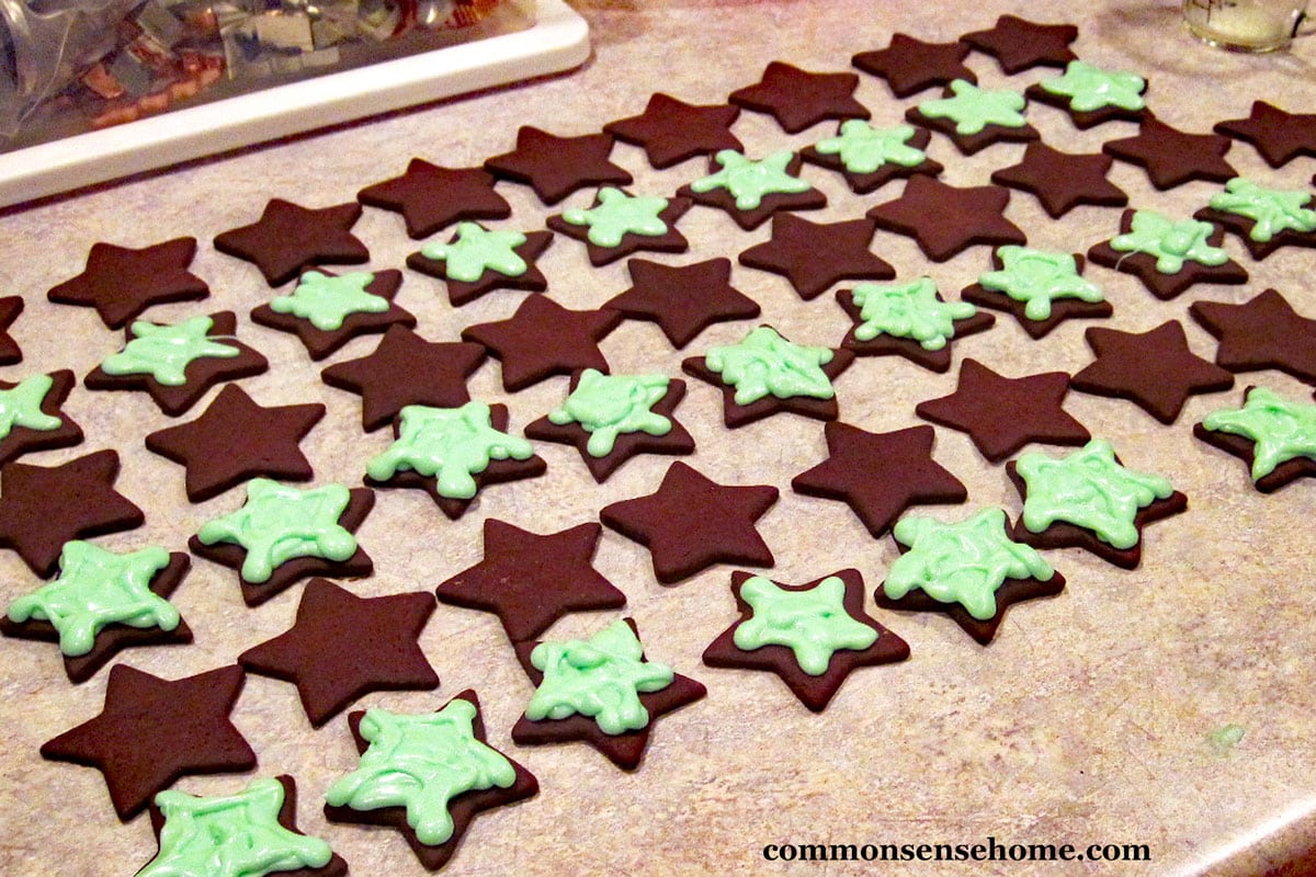 filling chocolate sandwich cookies