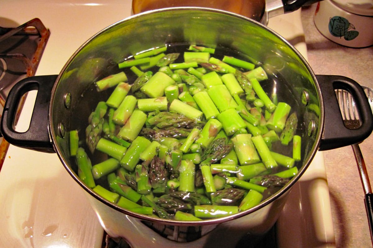 blanching asparagus on stovetop