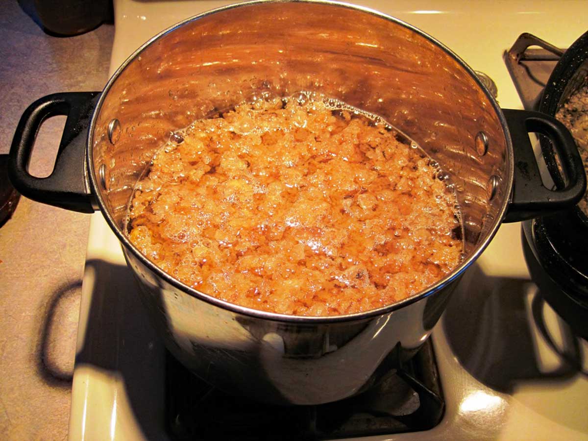 pot of melted beef tallow with cracklings